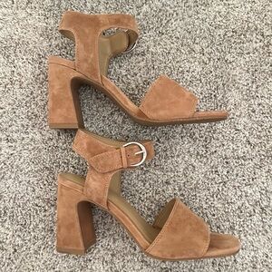 NYDJ Liz suede block heel sandals 6 nude tan